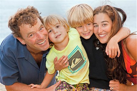 portrait de famille - Portrait de parents avec enfants Photographie de stock - Premium Libres de Droits, Code: 673-03623058