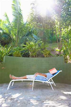 man resting on chaise outdoors Foto de stock - Sin royalties Premium, Código: 673-03623173