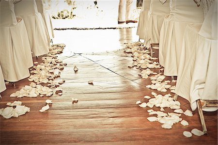 pasillo - floor with flower petals at wedding Foto de stock - Sin royalties Premium, Código: 673-03623193