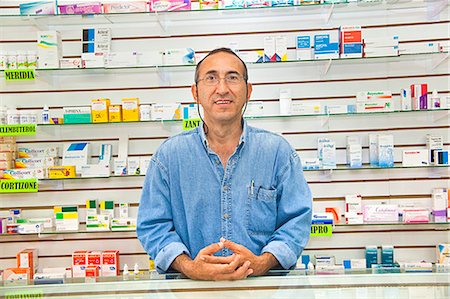 einzelhändler (männlich und weiblich) - Latino Apotheker am Schalter Stockbilder - Premium RF Lizenzfrei, Bildnummer: 673-03623214