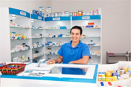 pharmacien latino au comptoir Photographie de stock - Premium Libres de Droits, Code: 673-03623215
