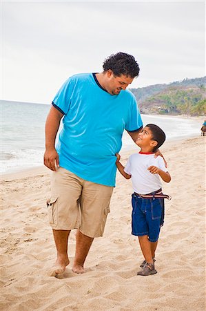 simsearch:673-03623198,k - jeune mexicain père et fils sur la plage Photographie de stock - Premium Libres de Droits, Code: 673-03623233