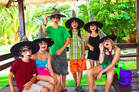 sorcière - enfants en sorcière chapeaux et masques Photographie de stock - Premium Libres de Droits, Code: 673-03826278