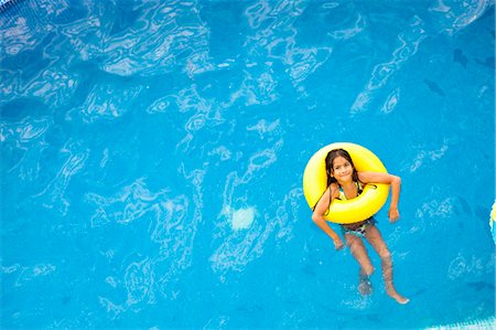deriva - girl in yellow life ring in pool Foto de stock - Sin royalties Premium, Código: 673-03826281