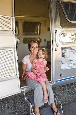 woman and girl in door of camper Foto de stock - Sin royalties Premium, Código: 673-03826303