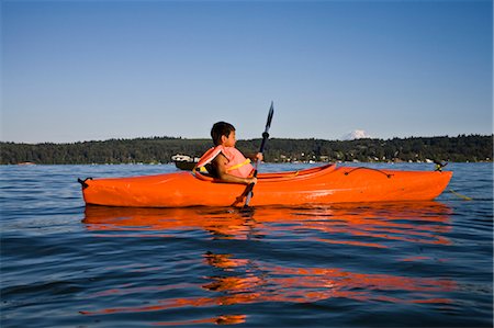 boy kayaking in puget sound Foto de stock - Sin royalties Premium, Código: 673-03826311