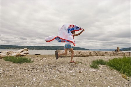 simsearch:673-03405747,k - boy running on beach with flying towel Foto de stock - Sin royalties Premium, Código: 673-03826353