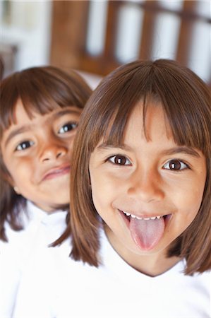 Portrait de deux jeunes filles le sourire Photographie de stock - Premium Libres de Droits, Code: 673-03826409