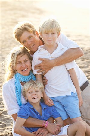 Portrait de famille sur la plage Photographie de stock - Premium Libres de Droits, Code: 673-03826445