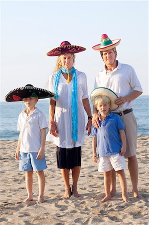 sombrero - Portrait de famille sur la plage Photographie de stock - Premium Libres de Droits, Code: 673-03826446