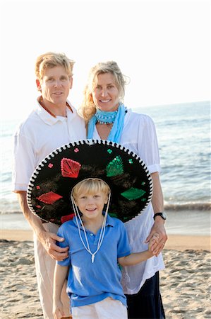 sombrero - Portrait de famille sur la plage Photographie de stock - Premium Libres de Droits, Code: 673-03826441