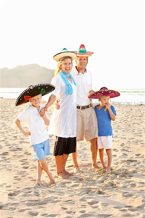sombrero - Portrait de famille sur la plage Photographie de stock - Premium Libres de Droits, Code: 673-03826454