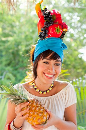 simsearch:673-03826452,k - young woman wearing fruit hat Foto de stock - Sin royalties Premium, Código: 673-03826457