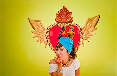 enviar besos - young woman wearing fruit hat Foto de stock - Sin royalties Premium, Código: 673-03826469