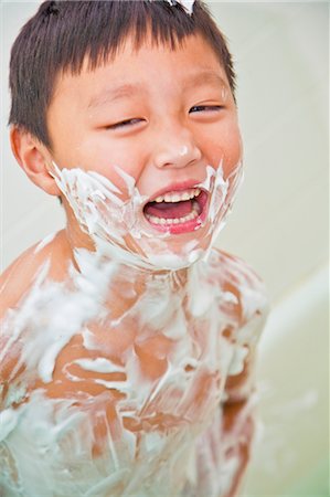 boy covered in shaving cream Foto de stock - Sin royalties Premium, Código: 673-03826508