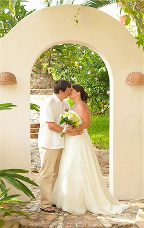 simsearch:400-03932395,k - bridal couple kissing outdoors Fotografie stock - Premium Royalty-Free, Codice: 673-03826514