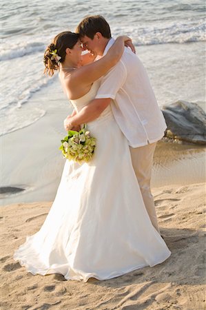 bridal couple hugging on beach Foto de stock - Sin royalties Premium, Código: 673-03826531