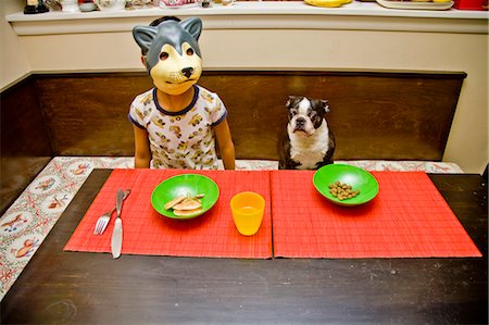 pancake breakfast - boy wearing dog mask at table Foto de stock - Sin royalties Premium, Código: 673-03826559