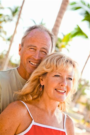 simsearch:673-03405839,k - Middle couple âgé avec des palmiers Photographie de stock - Premium Libres de Droits, Code: 673-03826574