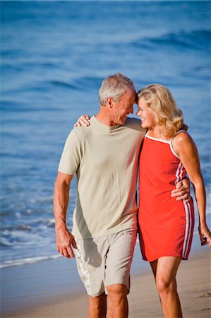 simsearch:673-03405839,k - Middle couple âgé, caresses sur la plage Photographie de stock - Premium Libres de Droits, Code: 673-03826576