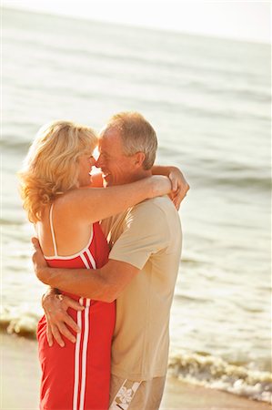 simsearch:673-03405839,k - Middle couple âgé, caresses sur la plage Photographie de stock - Premium Libres de Droits, Code: 673-03826580