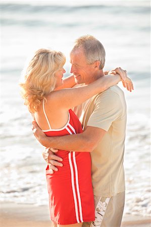 simsearch:673-03405839,k - Middle couple âgé, caresses sur la plage Photographie de stock - Premium Libres de Droits, Code: 673-03826582