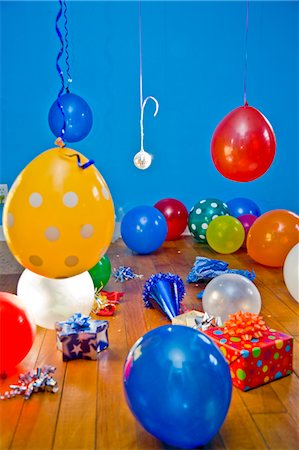 cadeaux et ballons plein de salle Photographie de stock - Premium Libres de Droits, Code: 673-03826595