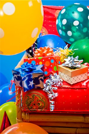 simsearch:640-01458503,k - Roter Stuhl mit Geschenke und Ballons Stockbilder - Premium RF Lizenzfrei, Bildnummer: 673-03826614