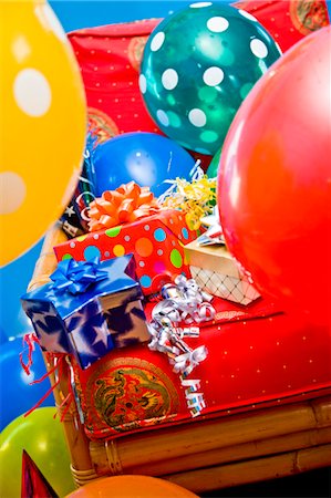 souvenir de fête - chaise rouge avec des cadeaux et des ballons Photographie de stock - Premium Libres de Droits, Code: 673-03826615