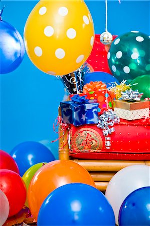 partybedarf - chaise rouge avec des cadeaux et des ballons Photographie de stock - Premium Libres de Droits, Code: 673-03826612