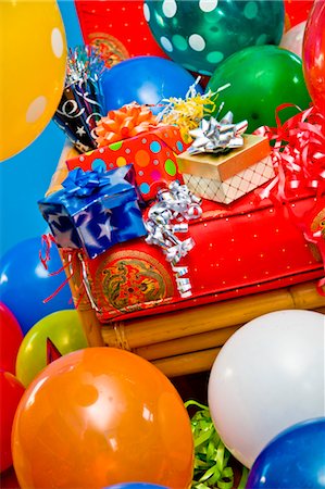 red chair with gifts and balloons Stock Photo - Premium Royalty-Free, Code: 673-03826613