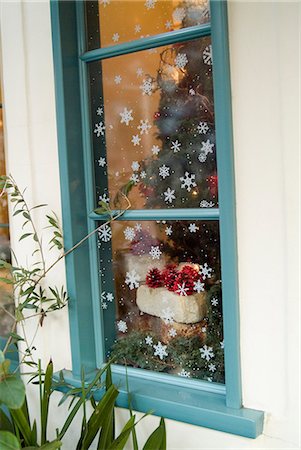 snowflakes on window - Décoration de vitrine de Noël Photographie de stock - Premium Libres de Droits, Code: 685-02937658