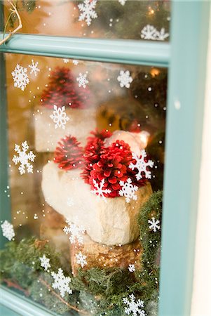 snowflakes on window - Décoration de vitrine de Noël Photographie de stock - Premium Libres de Droits, Code: 685-02937659