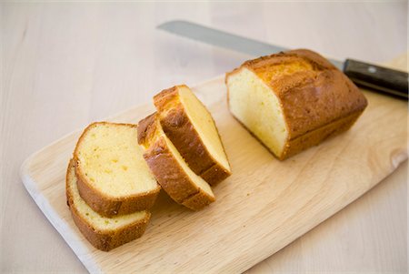 simsearch:685-02937889,k - Slices of pound cake Foto de stock - Sin royalties Premium, Código: 685-02937938