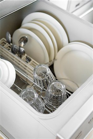 Plates in dishwasher Foto de stock - Royalty Free Premium, Número: 685-02937995