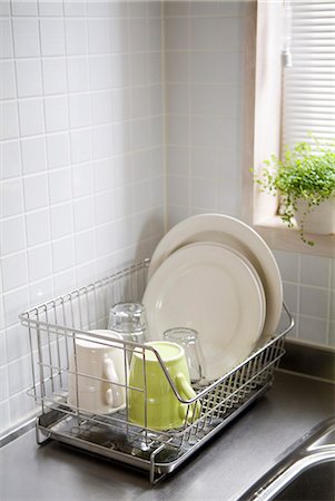Vaisselle dans le panier à vaisselle Photographie de stock - Premium Libres de Droits, Code: 685-02937999