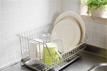 Vaisselle dans le panier à vaisselle Photographie de stock - Premium Libres de Droits, Code: 685-02938000