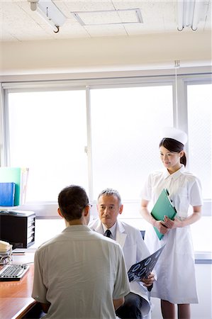 simsearch:685-02941550,k - Doctor talking to patient Stock Photo - Premium Royalty-Free, Code: 685-02938350