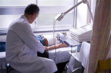 simsearch:685-02941550,k - Doctor examining a patient Stock Photo - Premium Royalty-Free, Code: 685-02938411