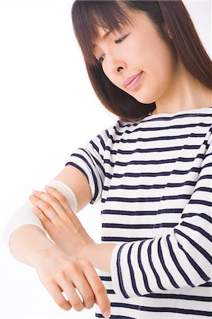 Eine Frau, die ihren Arm berühren Stockbilder - Premium RF Lizenzfrei, Bildnummer: 685-02938563
