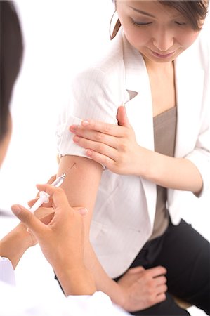 simsearch:685-02938515,k - Doctor injecting arm of a woman Foto de stock - Royalty Free Premium, Número: 685-02938582