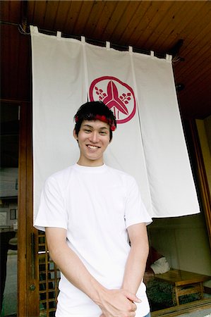 simsearch:685-02938871,k - Young man standing in front of restaurant Foto de stock - Sin royalties Premium, Código: 685-02938853