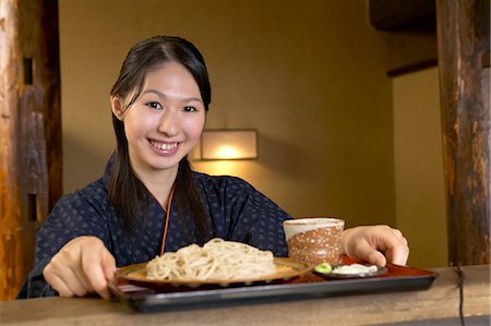 simsearch:685-02938871,k - Young woman holding a tray of noodles Foto de stock - Sin royalties Premium, Código: 685-02938895