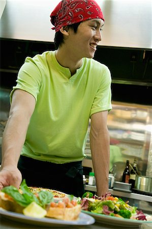 simsearch:685-02938871,k - Young man working in kitchen Foto de stock - Sin royalties Premium, Código: 685-02938943