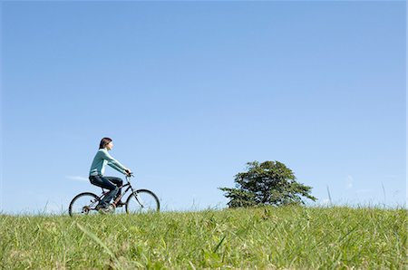 simsearch:685-02939247,k - Young woman riding bicycle Foto de stock - Royalty Free Premium, Número: 685-02939233