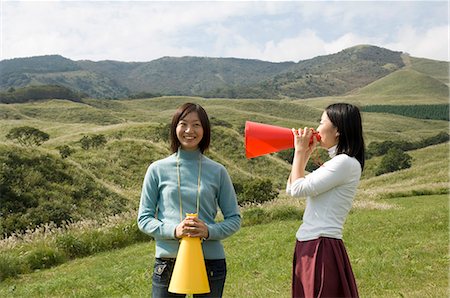 simsearch:685-02939247,k - Two young women with megaphones Foto de stock - Royalty Free Premium, Número: 685-02939282