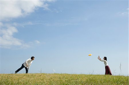 simsearch:685-02939244,k - Young couple playing with flying disc Stock Photo - Premium Royalty-Free, Code: 685-02939294