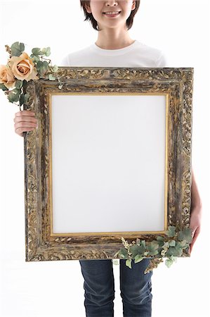 simsearch:685-02940140,k - Woman holding picture frame Stock Photo - Premium Royalty-Free, Code: 685-02940164