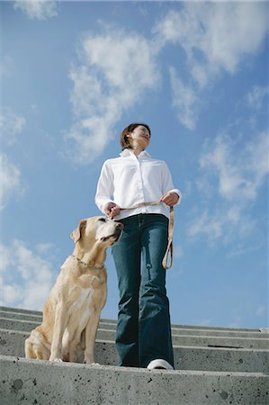 Young woman and Labrador retriever Foto de stock - Royalty Free Premium, Número: 685-02940260