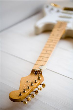 simsearch:685-02940297,k - Electric guitar Foto de stock - Royalty Free Premium, Número: 685-02940273